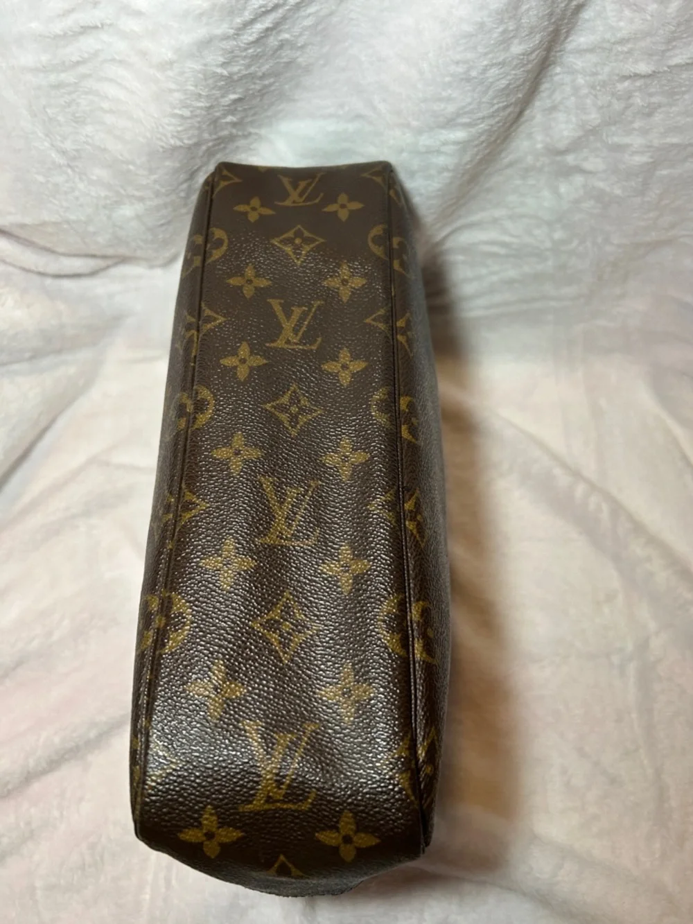 400. Louis Vuitton Trousse de Toilette 28